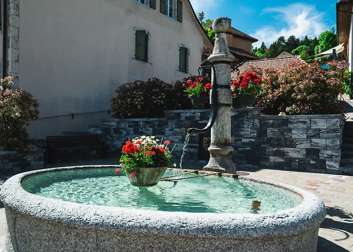 Отель Hotel-restaurant La Croix D'or Ballaigues